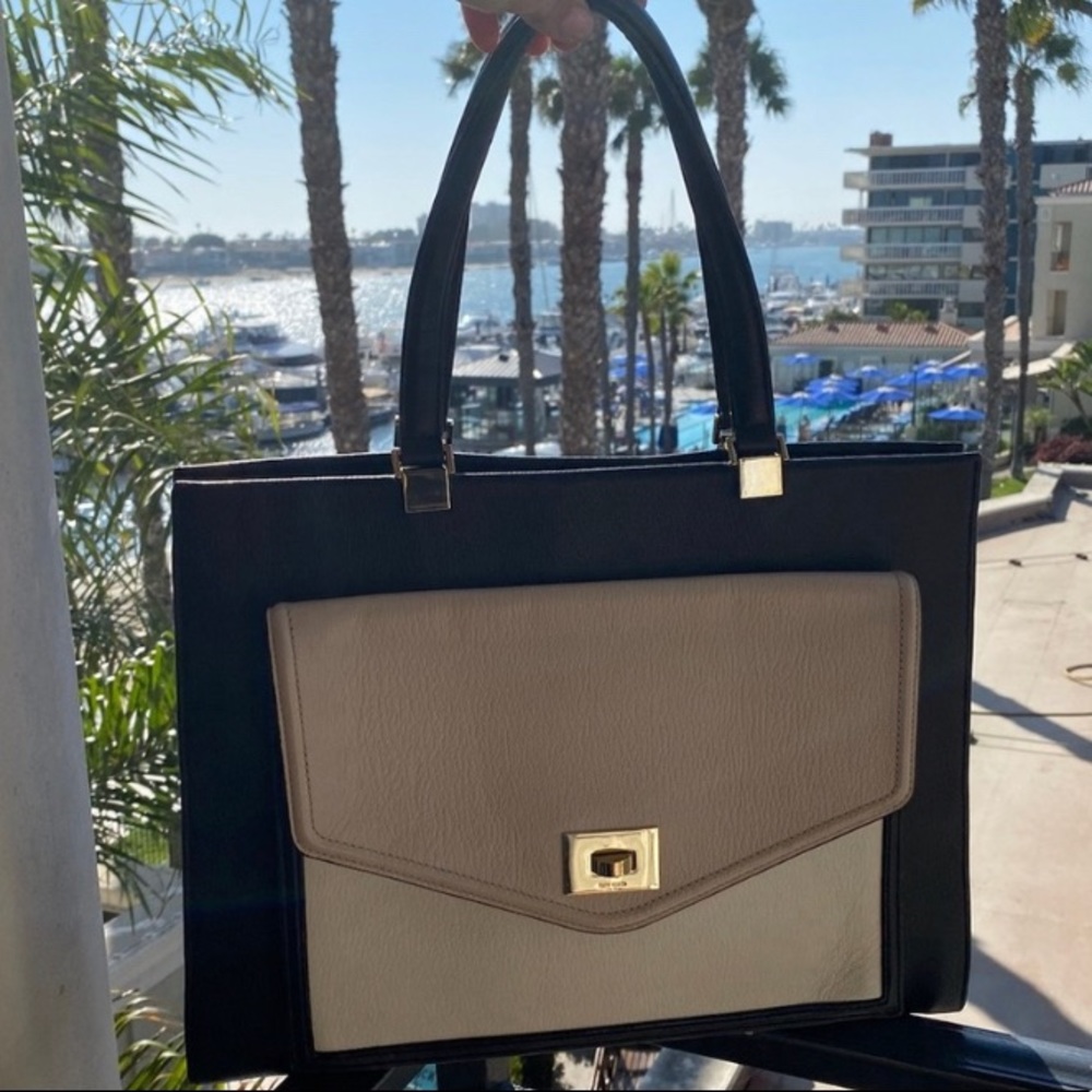 Kate Spade Handbag : Simple, Chic, handles fold for airplane seats 🏆